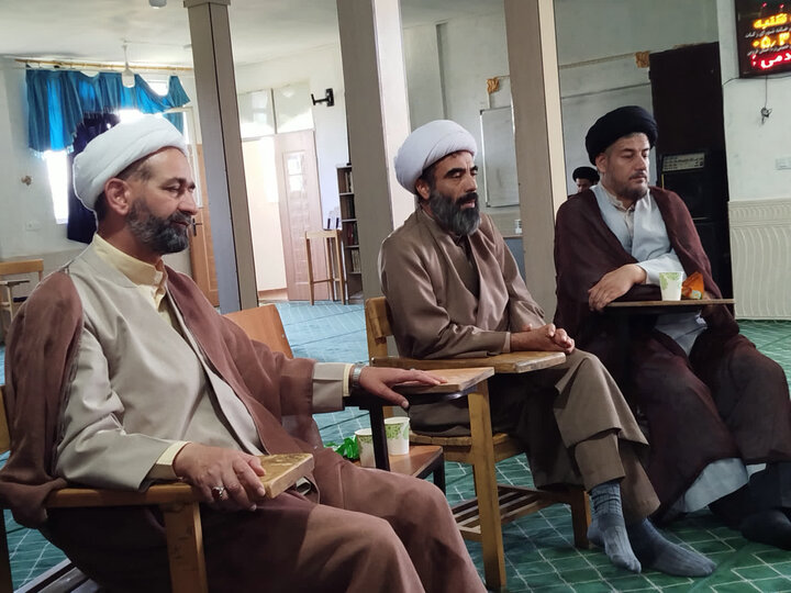 تصاویر / دیدار مدیر حوزه علمیه استان قزوین با مدیر ،اساتید وکادر مدرسه علمیه شهید مصطفی خمینی (ره) شهرستان تاکستان