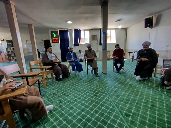تصاویر / دیدار مدیر حوزه علمیه استان قزوین با مدیر ،اساتید وکادر مدرسه علمیه شهید مصطفی خمینی (ره) شهرستان تاکستان