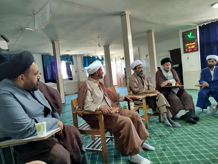 تصاویر / دیدار مدیر حوزه علمیه استان قزوین با مدیر ،اساتید وکادر مدرسه علمیه شهید مصطفی خمینی (ره) شهرستان تاکستان