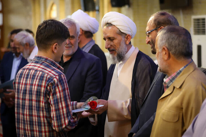 تصاویر / تجلیل از حافظان قرآن کریم استان قزوین ،توسط نماینده ولی فقیه در استان وامام جمعه قزوین
