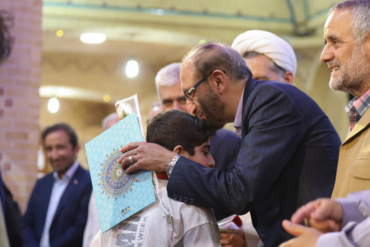 تصاویر / تجلیل از حافظان قرآن کریم استان قزوین ،توسط نماینده ولی فقیه در استان وامام جمعه قزوین