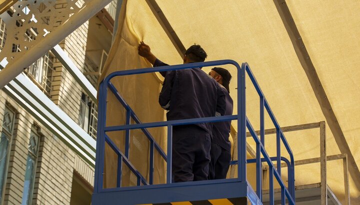 العتبة الحسينية تنجز أعمال تظليل محيط الصحن الشريف استعداداً للمحرم وتخفيفاً من حرارة الصيف
