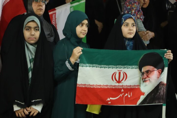تصاویر/مهران ایستاده پای کار انقلاب
