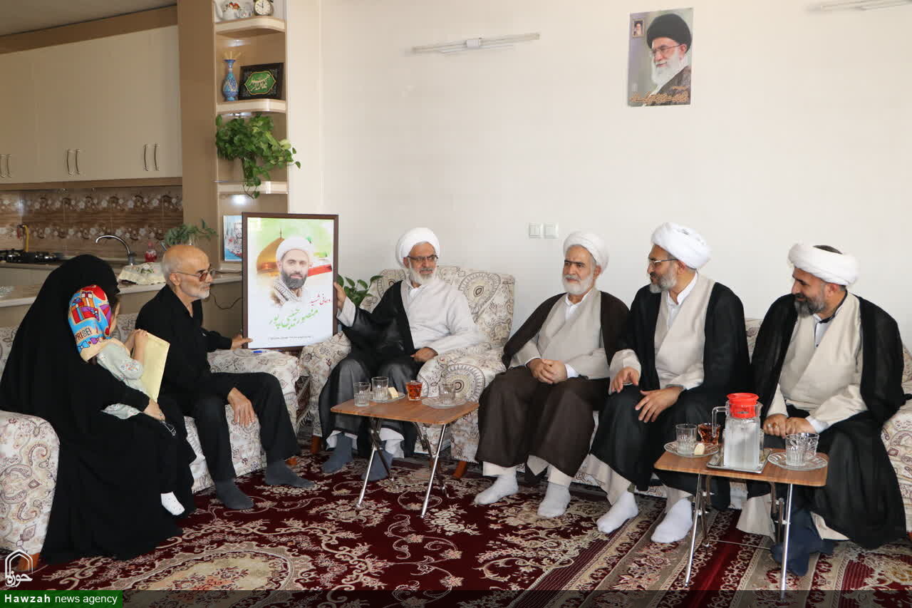 دیدار مسئولان سفیران هدایت و مرکز خدمات حوزه علمیه اصفهان با خانواده شهید حجت‌الاسلام‌حبیبی‌پور+ عکس