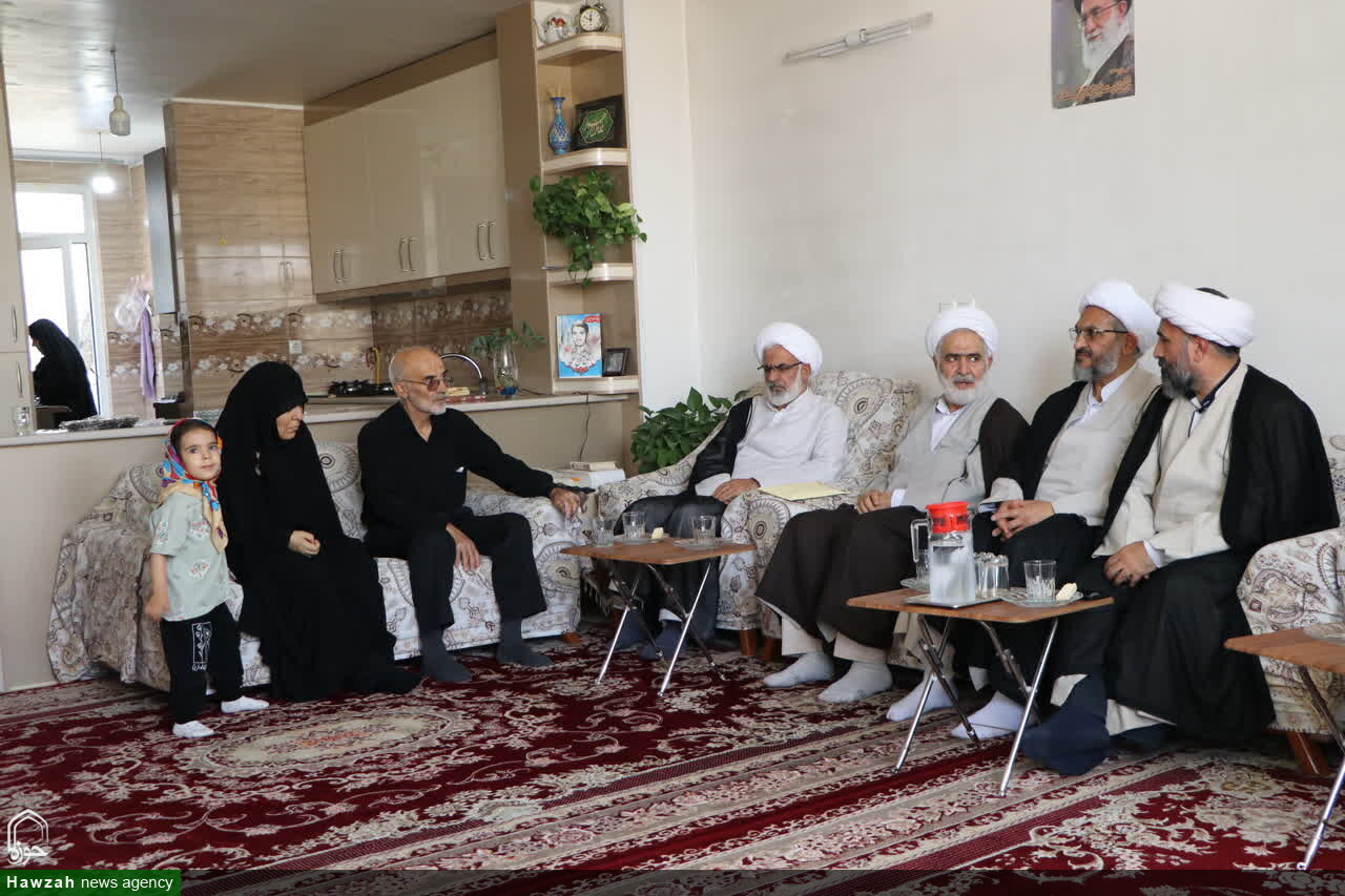 مسئولان سفیران هدایت اصفهان و مرکز خدمات حوزه علمیه با خانواده شهید حجتالاسلامحبیبیپور دیدار کردند +تصاویر
