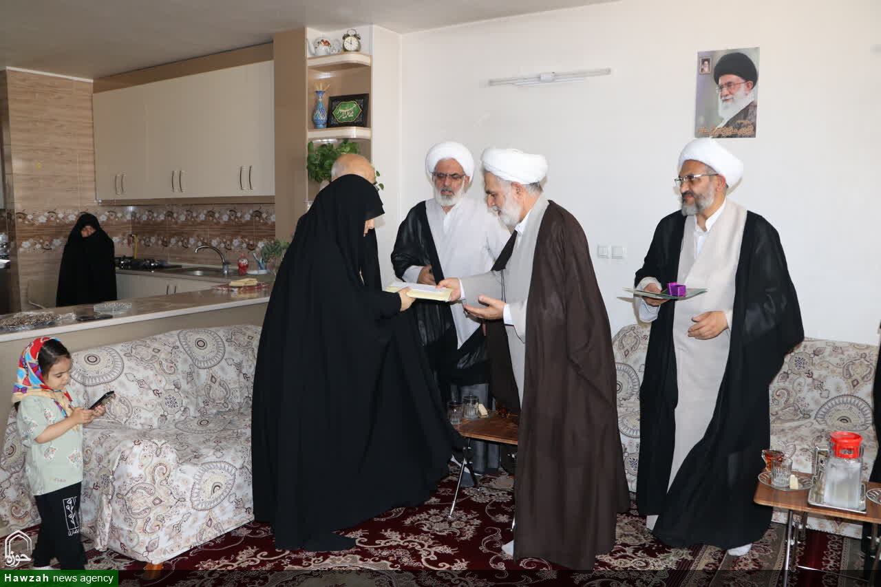 مسئولان سفیران هدایت اصفهان و مرکز خدمات حوزه علمیه با خانواده شهید حجت‌الاسلام‌حبیبی‌پور دیدار کردند +تصاویر