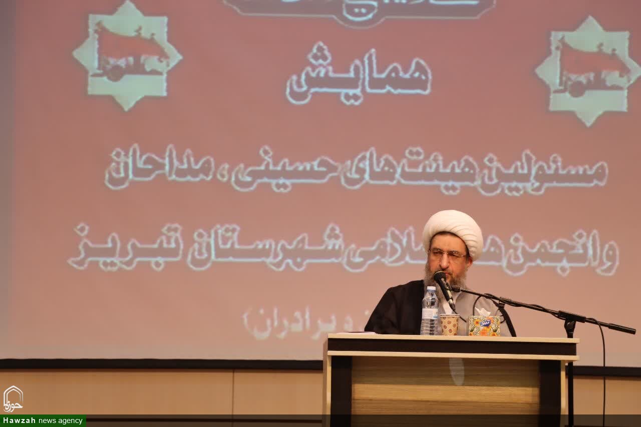 ملت ایران عاشورایی در مقابل جبهه ظلم و استکبار ایستاده است