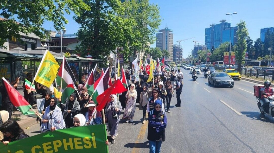 Partisans de la Résistance devant le consulat israélien à Istanbul : « Le Front de la Résistance n’est pas seul »