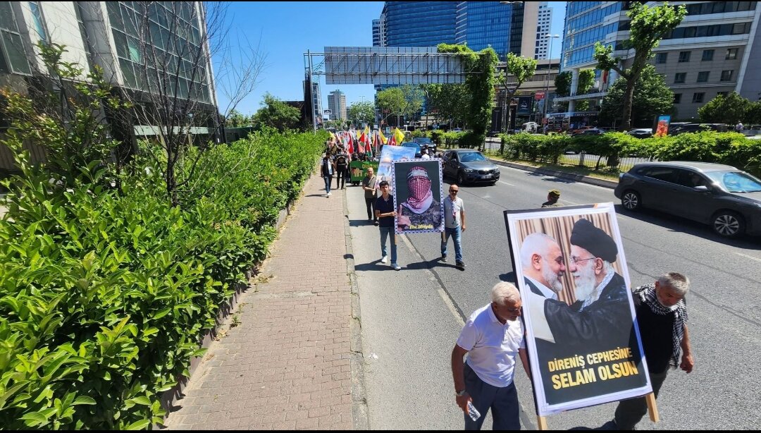 Partisans de la Résistance devant le consulat israélien à Istanbul : « Le Front de la Résistance n’est pas seul »