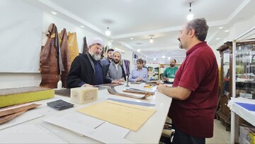 تصاویر/ بازدید امام جمعه خورموج از کارگاه چرم سازی به مناسبت روز جهانی صنایع دستی