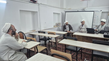 تصاویر/ جلسه دفاعیه تحقیق پایانی طلبه مدرسه علمیه امام خمینی(ره) کاشان