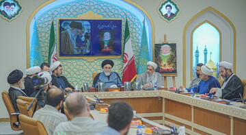 رونمایی از یکصدهزارمین نسخه «نخل و نارنج» در آستان مقدس مسجد جمکران+ تصاویر