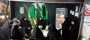 تصاویر/ فعالیت های فرهنگی تبلیغی خواهران طلبه لرستانی در میدان حماسه