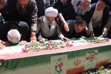 تصاویر/ اقامه نماز بر پیکر جانباز شهید ذوالفقاری توسط نماینده ولی فقیه در مازندران