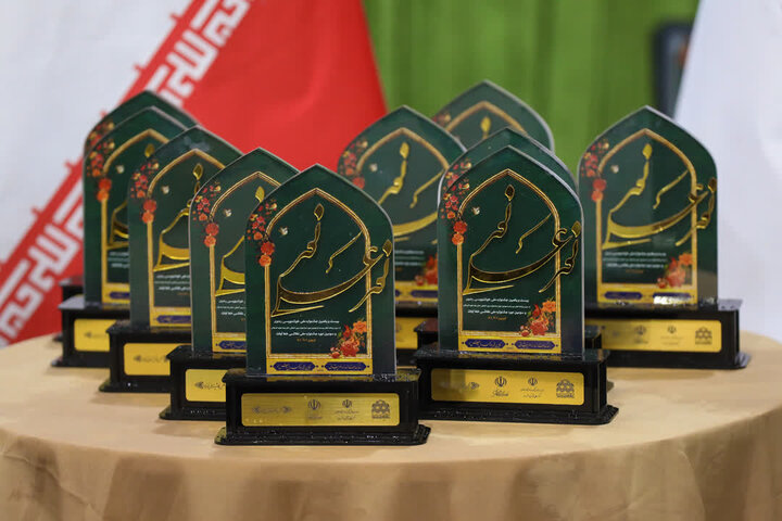 تصاویر / نمایشگاه آثار منتخب جشنواره ملی خوشنویسی با حضور امام جمعه قزوین افتتاح شد