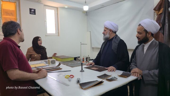 تصاویر/ بازدید امام جمعه خورموج از کارگاه چرم سازی بمناسبت هفته صنایع دستی