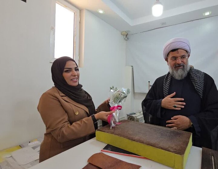 تصاویر/ بازدید امام جمعه خورموج از کارگاه چرم سازی بمناسبت هفته صنایع دستی