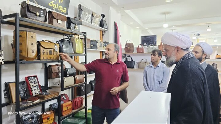 تصاویر/ بازدید امام جمعه خورموج از کارگاه چرم سازی بمناسبت هفته صنایع دستی