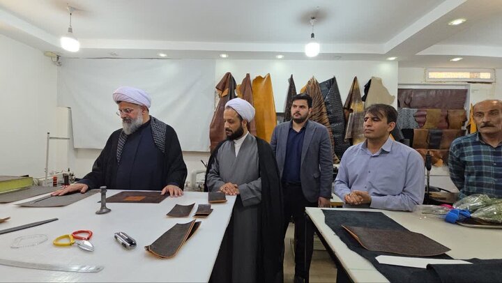 تصاویر/ بازدید امام جمعه خورموج از کارگاه چرم سازی بمناسبت هفته صنایع دستی