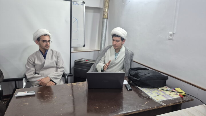 تصاویر/ جلسه دفاعیه تحقیق پایانی طلبه مدرسه علمیه امام خمینی(ره) کاشان