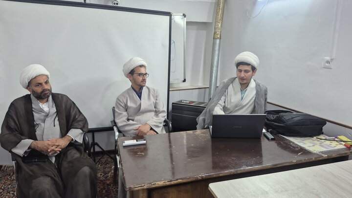 تصاویر/ جلسه دفاعیه تحقیق پایانی طلبه مدرسه علمیه امام خمینی(ره) کاشان