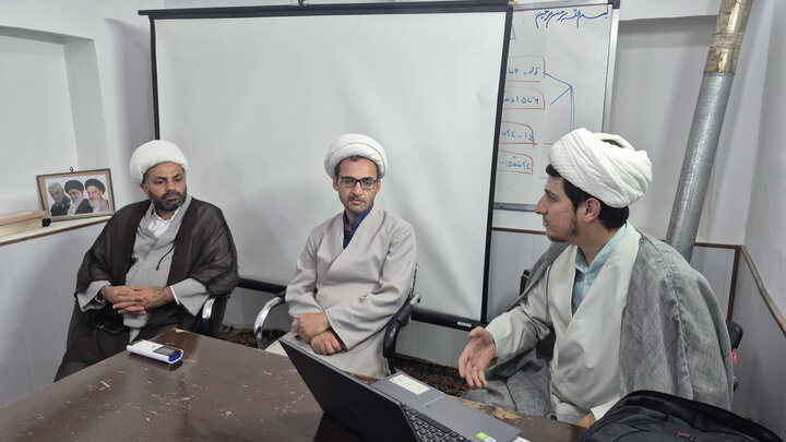 تصاویر/ جلسه دفاعیه تحقیق پایانی طلبه مدرسه علمیه امام خمینی(ره) کاشان