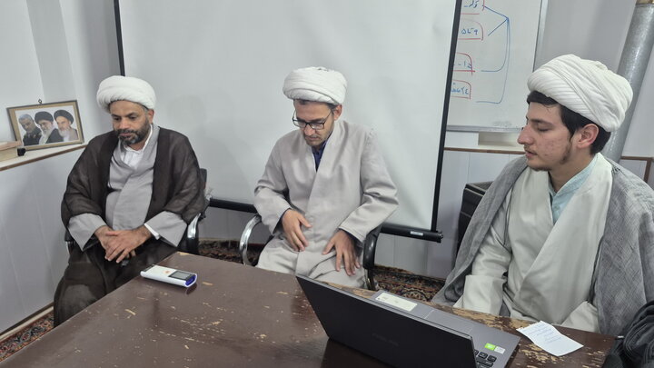 تصاویر/ جلسه دفاعیه تحقیق پایانی طلبه مدرسه علمیه امام خمینی(ره) کاشان