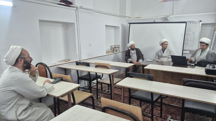 تصاویر/ جلسه دفاعیه تحقیق پایانی طلبه مدرسه علمیه امام خمینی(ره) کاشان