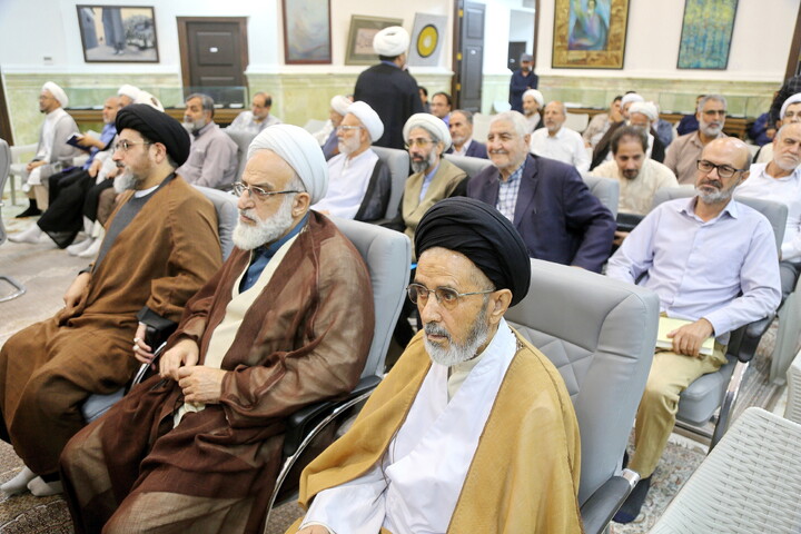 تصاویر/ آیین رونمایی از کتاب «انوار حکمت» در قم