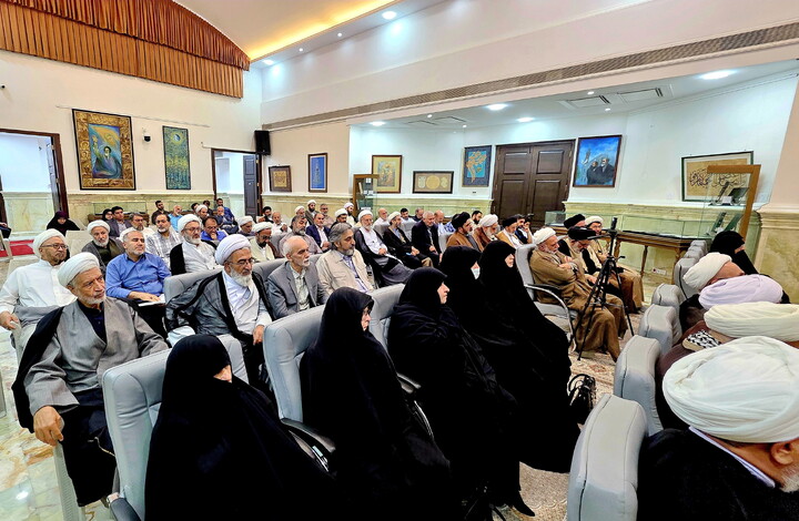 تصاویر/ آیین رونمایی از کتاب «انوار حکمت» در قم