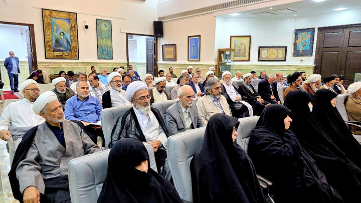 تصاویر/ آیین رونمایی از کتاب «انوار حکمت» در قم