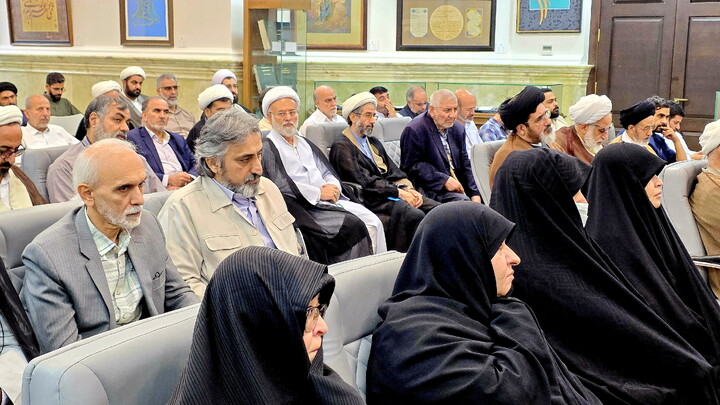 تصاویر/ آیین رونمایی از کتاب «انوار حکمت» در قم