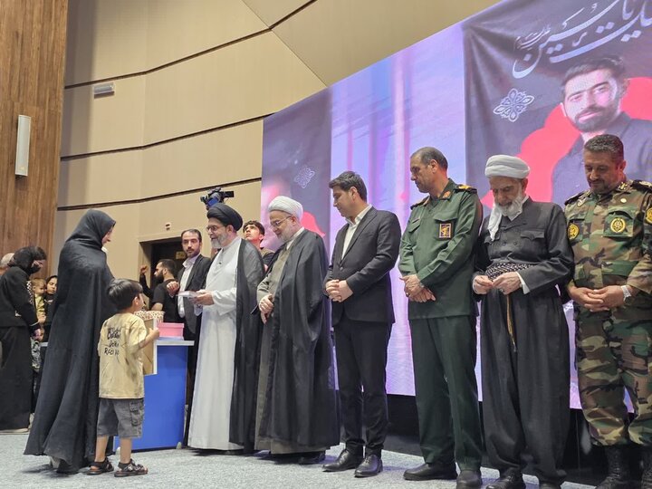 تصاویر/مراسم تجلیل از خانواده‌های معظم شهدای «جنگ رمضان» کردستان