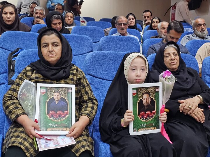 تصاویر/مراسم تجلیل از خانواده‌های معظم شهدای «جنگ رمضان» کردستان