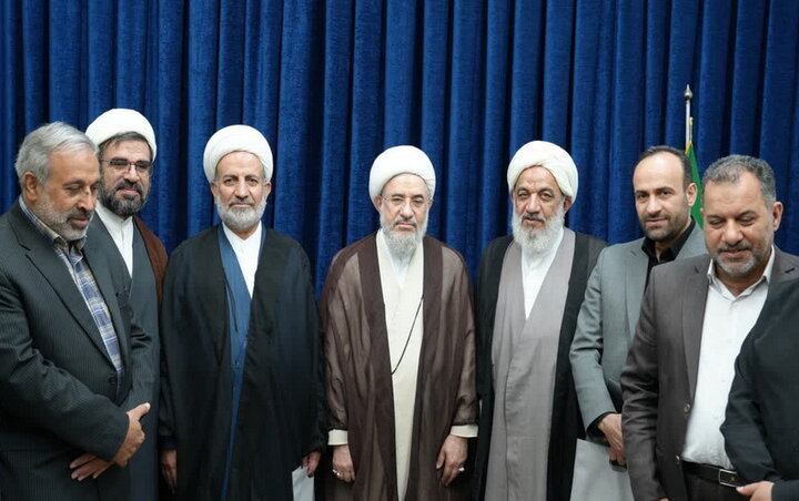 دیدار جمعی از وکلای ملت با آیت‌الله اراکی / تأکید بر نقش‌آفرینی موثر حوزه علمیه در پیشبرد اهداف نظام و کشور