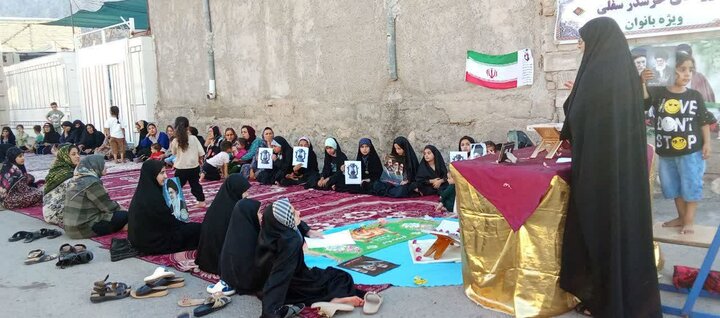 تصاویر/ فعالیت های فرهنگی تبلیغی خواهران طلبه لرستانی در میدان حماسه