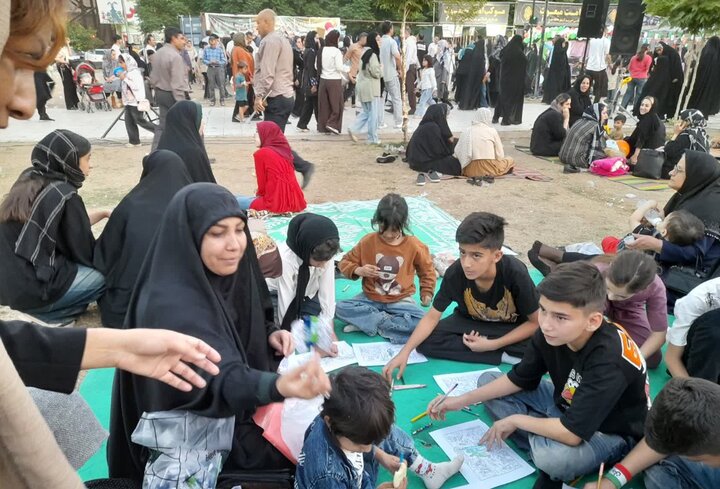 تصاویر/ فعالیت های فرهنگی تبلیغی خواهران طلبه لرستانی در میدان حماسه