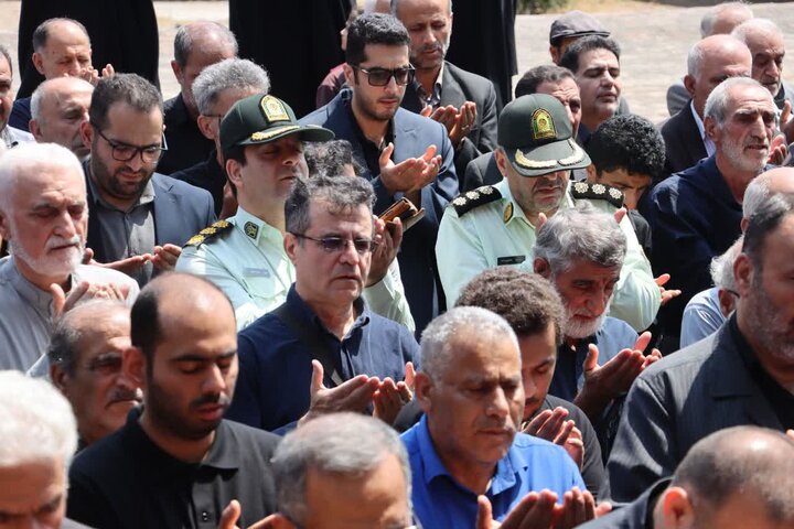 تصاویر/ اقامه نماز بر پیکر جانباز شهید ذوالفقاری توسط نماینده ولی فقیه در مازندران