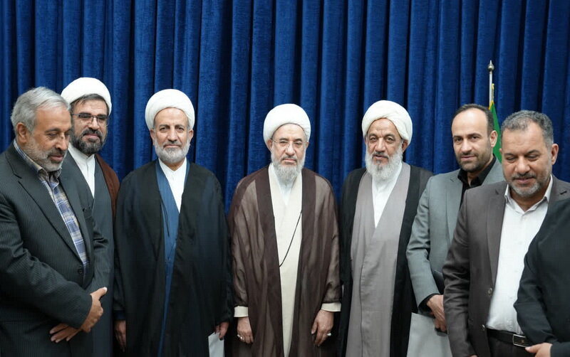 دیدار جمعی از وکلای ملت با آیت‌الله اراکی / تأکید بر نقش‌آفرینی موثر حوزه علمیه در مسائل مدیریتی کشور