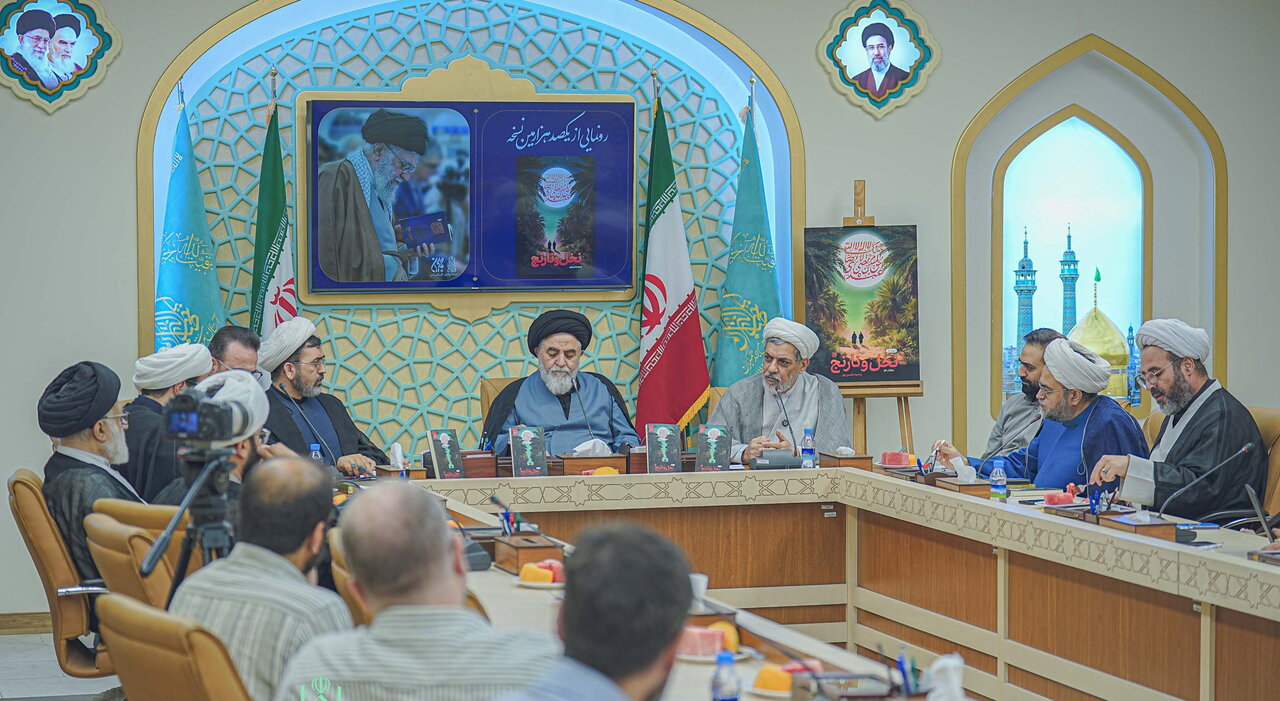 رونمایی از یکصدهزارمین نسخه «نخل و نارنج» در آستان مقدس مسجد جمکران+ تصاویر