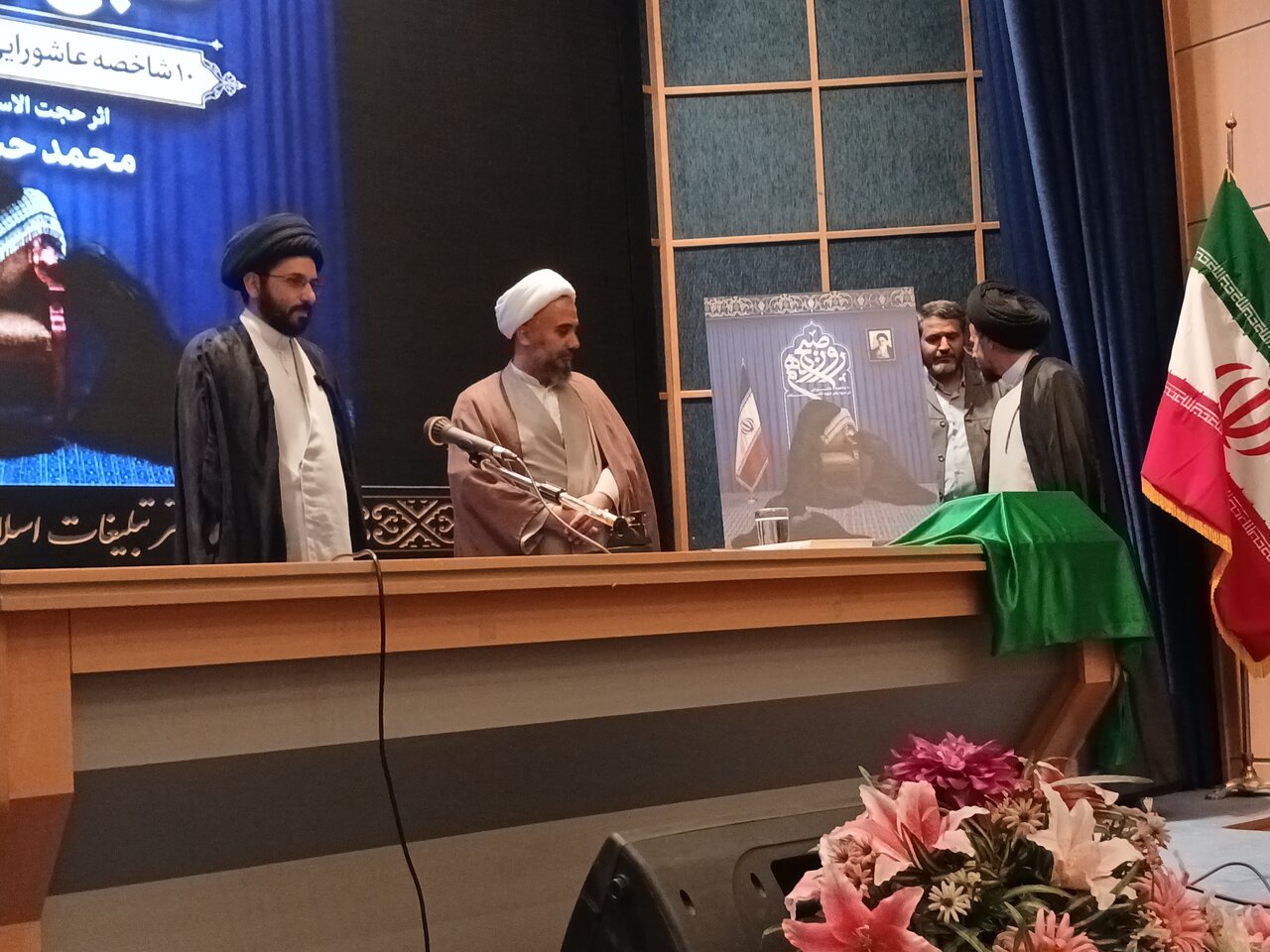 رونمایی از کتاب صبح دهم به قلم حجت الاسلام والمسلمین راجی در حاشیه همایش طلایه داران هدایت