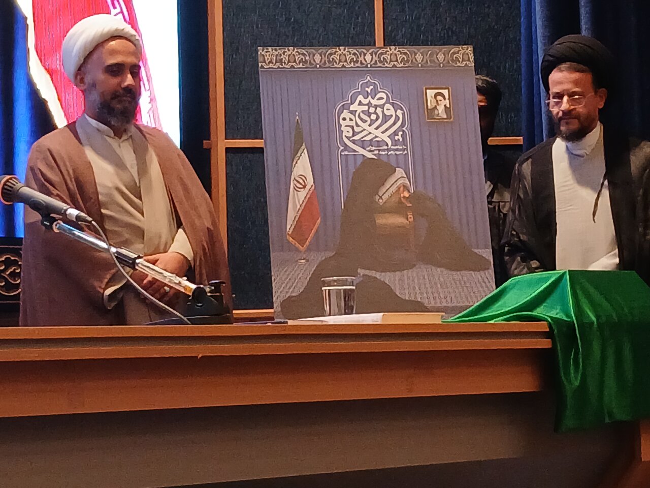 رونمایی از کتاب صبح دهم به قلم حجت الاسلام والمسلمین راجی در حاشیه همایش طلایه داران هدایت