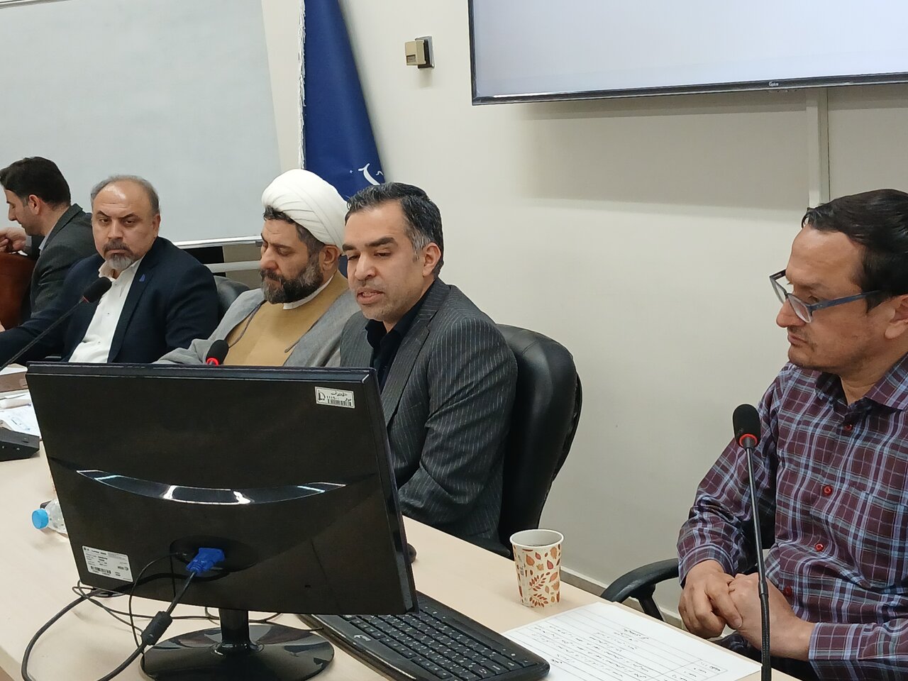 نشست هم‌اندیشی اساتید با موضوع «علم و فناوری در اندیشه رهبر شهید از منظر علوم مهندسی»