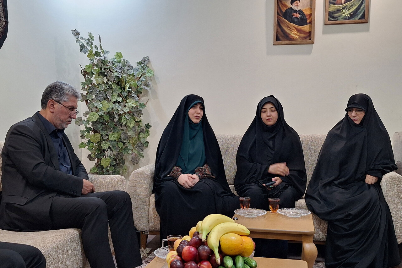 تجلیل نمایندگان مجلس شورای اسلامی از خانواده شهید صادق زرین+تصاویر