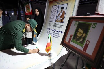 تصاویر / بازدید فرمانده سپاه همدان از غرفه‌های هنری در میدان امام(ره)