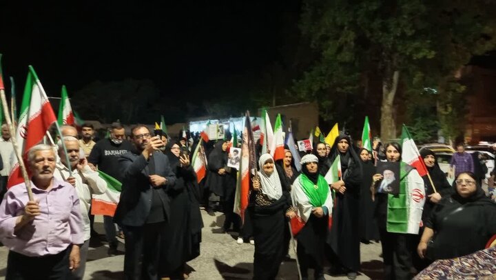 تصاویر/ صدو دومین اجتماع بزرگ‌ شبانه مردمی  نطنز در لبیک به ندای رهبر معظم انقلاب