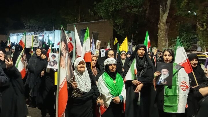 تصاویر/ صدو دومین اجتماع بزرگ‌ شبانه مردمی  نطنز در لبیک به ندای رهبر معظم انقلاب