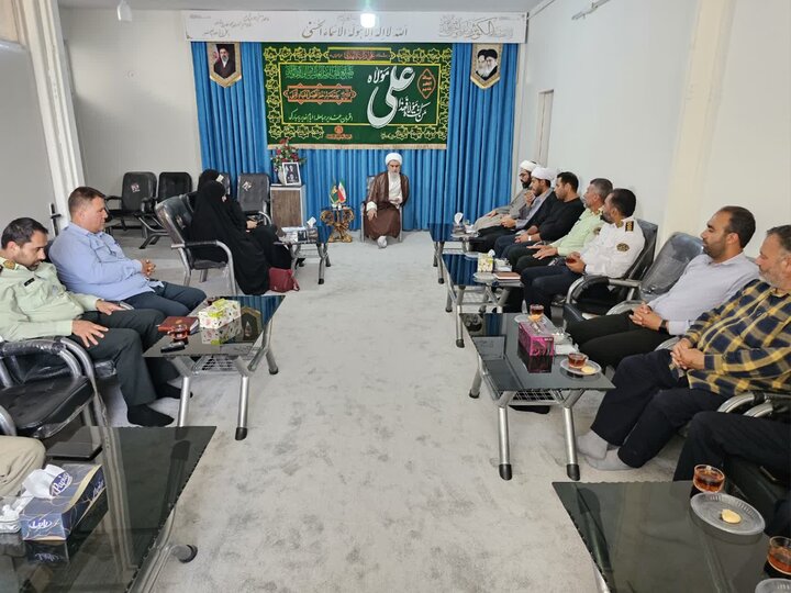 تصاویر / تجلیل امام جمعه بوئین زهرا از دست‌اندرکاران اجرای تجمعات شبانه در صد و یکمین روز برگزاری برنامه‌ها