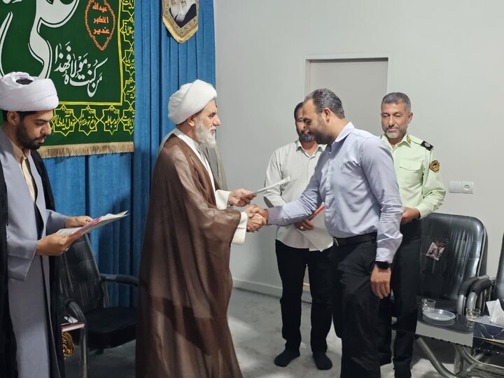 تصاویر / تجلیل امام جمعه بوئین زهرا از دست‌اندرکاران اجرای تجمعات شبانه در صد و یکمین روز برگزاری برنامه‌ها