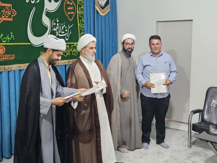 تصاویر / تجلیل امام جمعه بوئین زهرا از دست‌اندرکاران اجرای تجمعات شبانه در صد و یکمین روز برگزاری برنامه‌ها